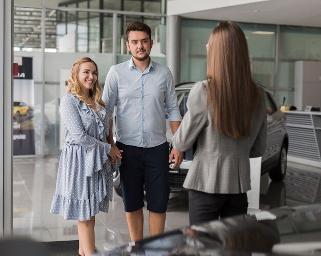 Jeune, couple, conversation, salle exposition, agent