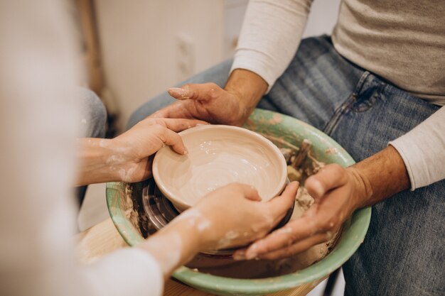 Jeune couple à un cours de poterie ensemble