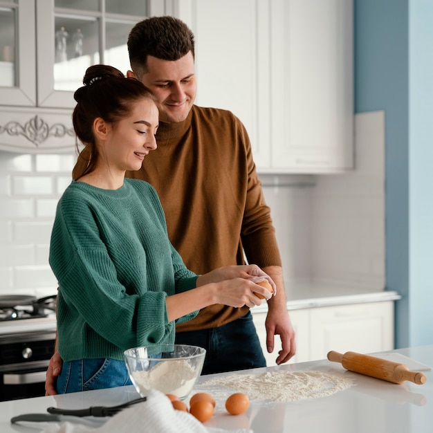 Jeune couple, cuisine, chez soi