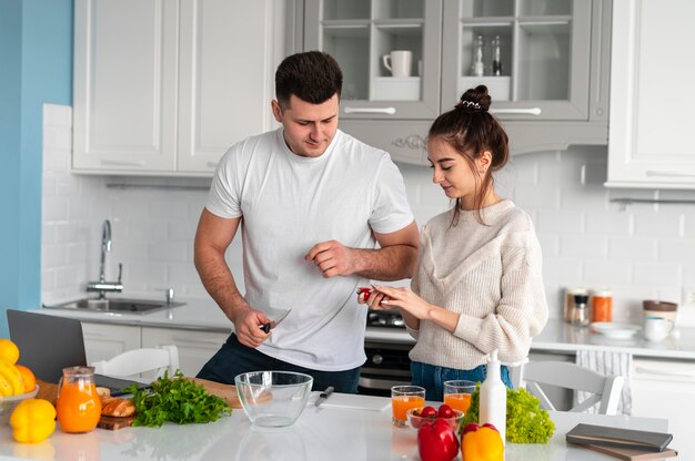 Jeune couple, cuisine, chez soi