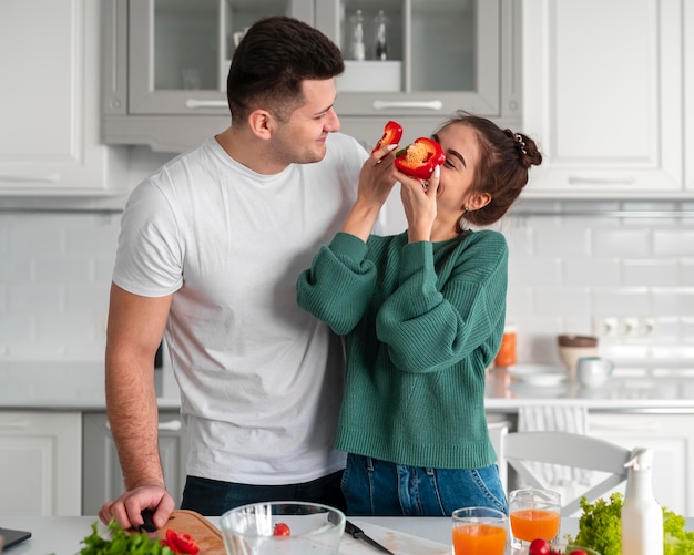 Jeune couple, cuisine, chez soi