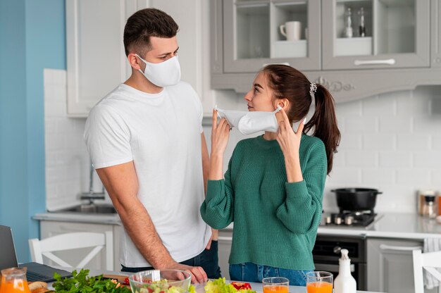 Jeune couple, cuisine, chez soi