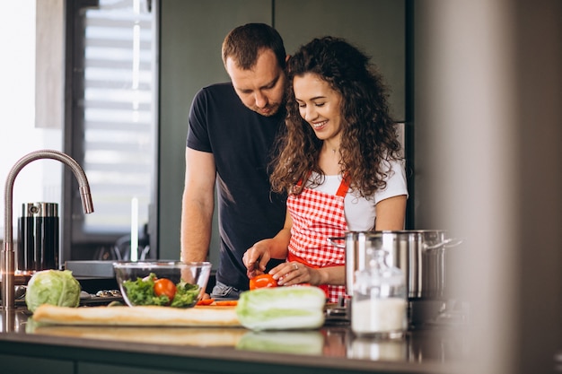 Jeune, couple, cuisine, ensemble, cuisine