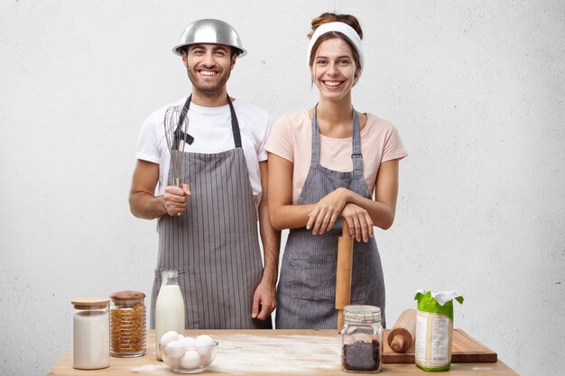 Jeune couple, cuisine, ensemble