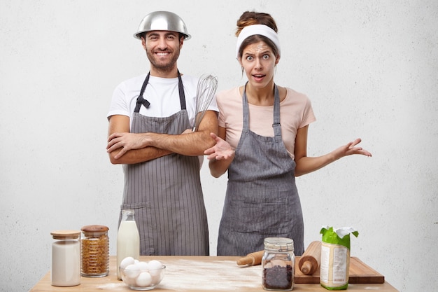 Jeune couple, cuisine, ensemble