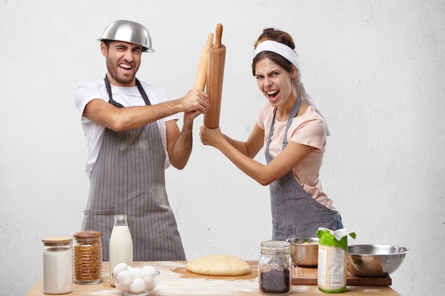 Jeune couple, cuisine, ensemble