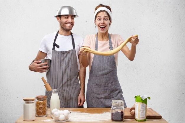 Jeune couple, cuisine, ensemble