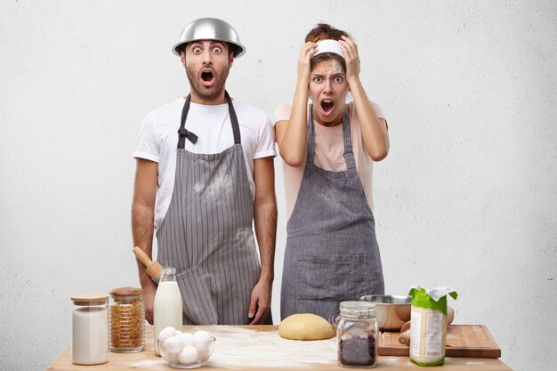 Jeune couple, cuisine, ensemble