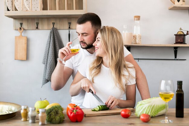 Jeune couple, cuisine, togrther