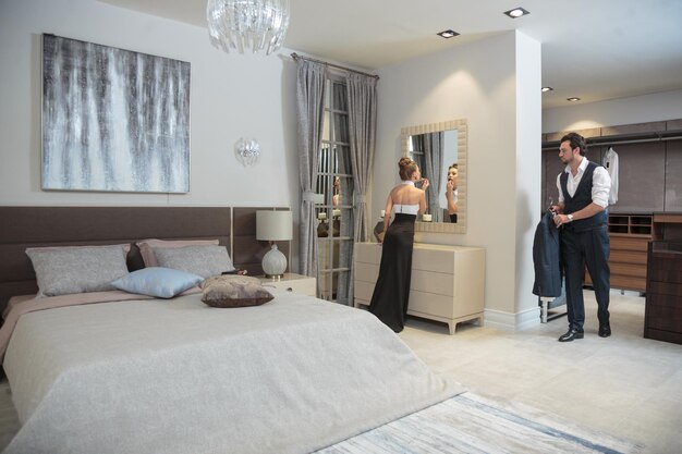 Jeune couple dans la chambre à coucher