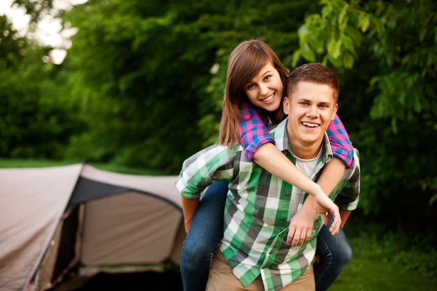 Jeune couple, dans, forêt