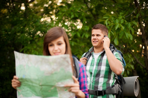 Photo gratuite jeune couple, dans, forêt