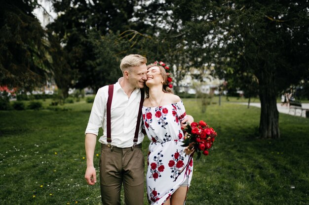 Jeune couple dans un jardin fleuri