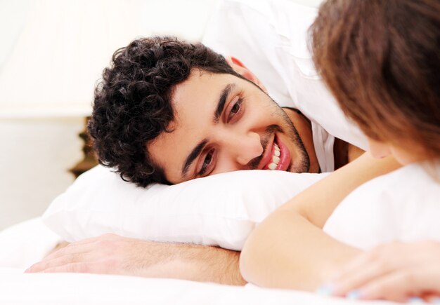 Jeune couple, dans lit