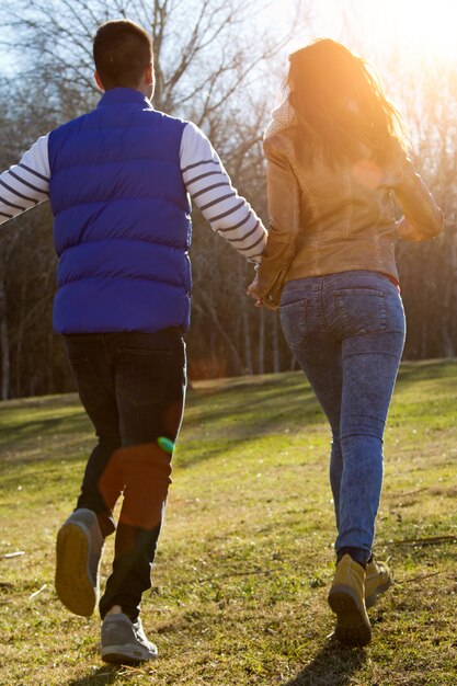 Jeune couple dans le parc