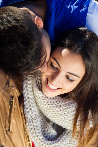 Photo gratuite jeune couple dans le parc