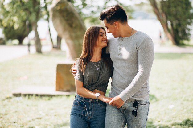 Jeune couple dans parc