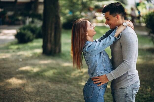 Jeune couple dans parc