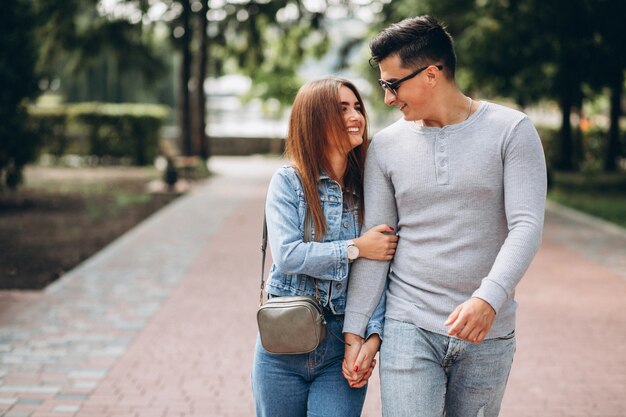 Jeune couple dans parc