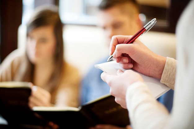 Jeune couple, dans, restaurant