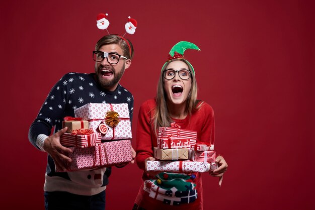 Jeune couple dans des vêtements de Noël étranges