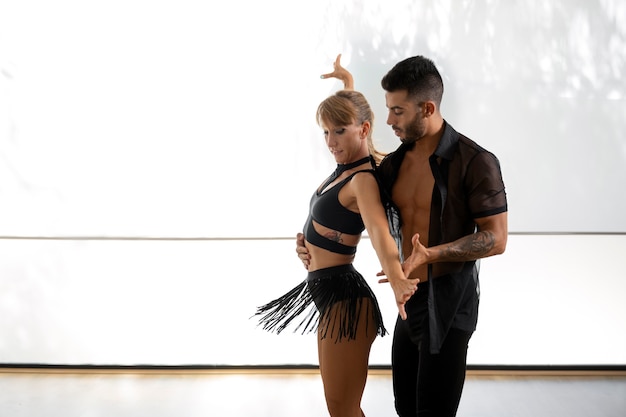 Photo gratuite jeune couple, danse, bachata