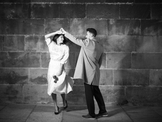 Jeune couple, danse, soir, rue