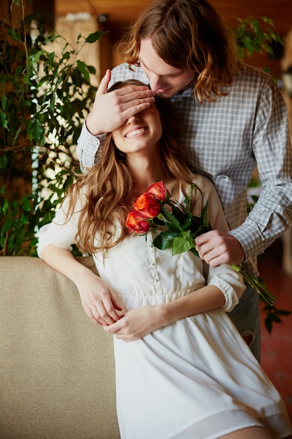 Jeune couple sur une date avec des fleurs