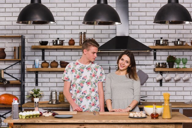 Jeune couple, debout, dans, cuisine