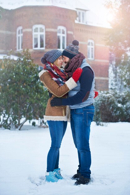 Jeune couple, debout, face à face