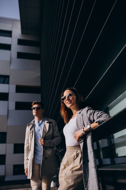 Jeune couple debout près du bâtiment