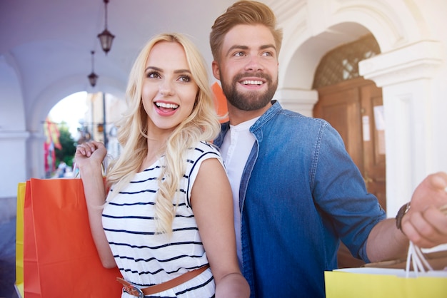 Jeune Couple, Debout, à, Sacs Provisions