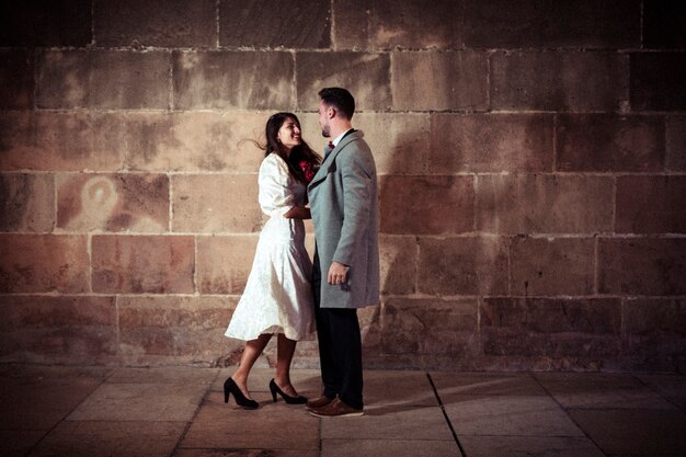 Jeune couple, debout, soir, rue