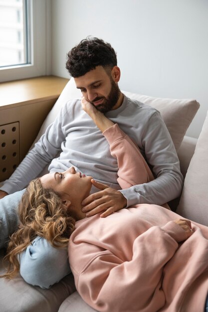 Jeune couple, délassant, chez soi