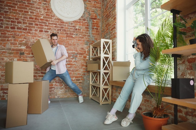 Jeune couple a déménagé dans une nouvelle maison ou un nouvel appartement