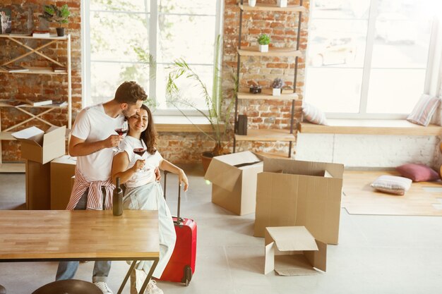 Jeune couple a déménagé dans une nouvelle maison ou un nouvel appartement.