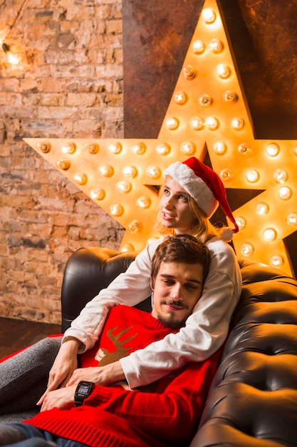 Jeune couple, devant, noël, étoile, décoration