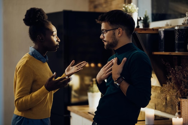 Jeune couple avec des difficultés relationnelles se disputant à la maison