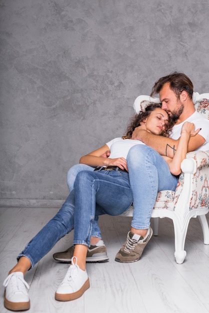 Jeune couple, dormir, fauteuil