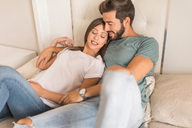 Jeune couple, dormir sur lit, ensemble