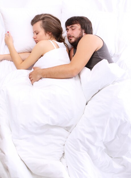 Jeune couple dort dans son lit