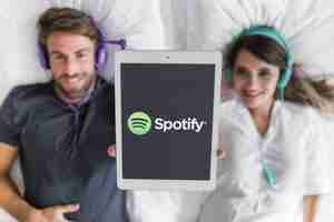 Photo gratuite jeune couple écoutant de la musique avec l'application spotify