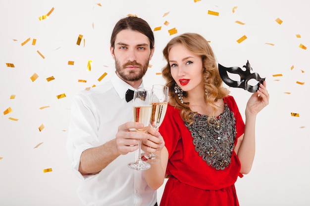 Jeune couple élégant amoureux célébrant le nouvel an et buvant du champagne