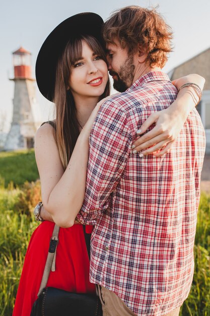 Jeune couple élégant amoureux dans la campagne