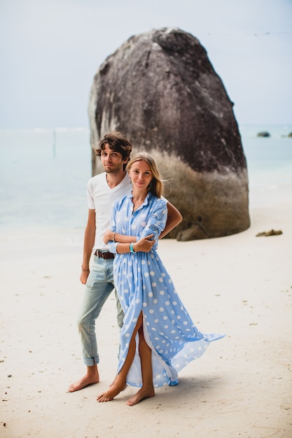 Jeune couple élégant hipster amoureux sur la plage tropicale pendant les vacances