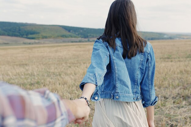 Jeune couple élégant moderne à l'extérieur. Romantique jeune couple amoureux en plein air à la campagne