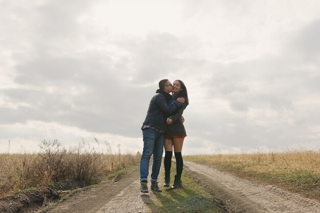 Jeune couple élégant moderne à l'extérieur. Romantique jeune couple amoureux en plein air à la campagne