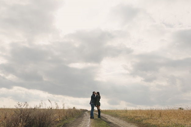 Jeune couple élégant moderne à l'extérieur. Romantique jeune couple amoureux en plein air à la campagne