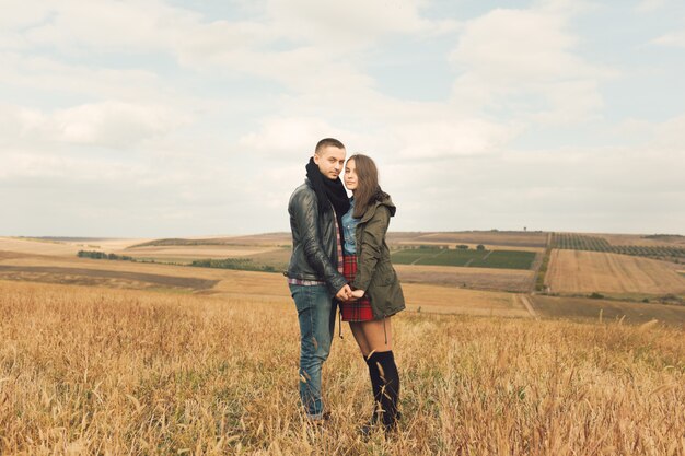 Jeune couple élégant moderne à l'extérieur