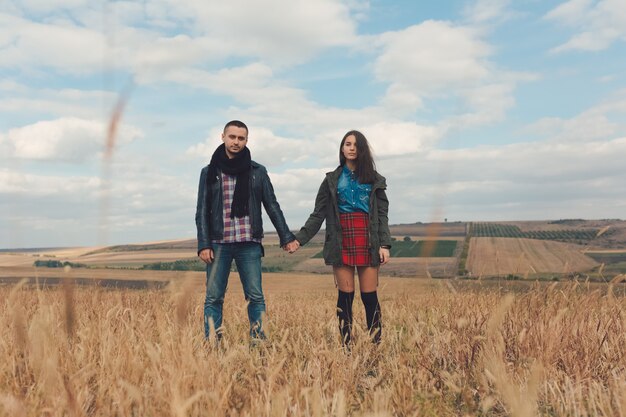 Jeune couple élégant moderne à l'extérieur